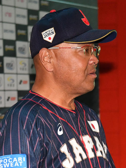 日本対韓国　試合を終え、報道陣の質問に対応する永田監督（撮影・横山健太）