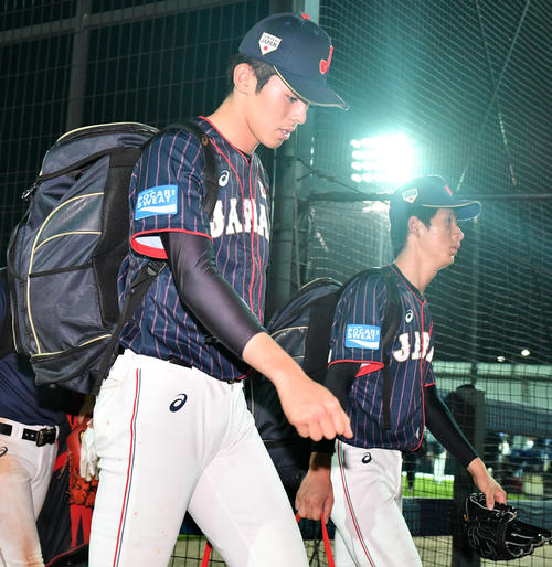 日本対韓国　球場を後にする佐々木（左）。右は林（撮影・横山健太）