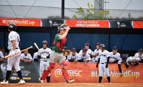 日本対オーストラリア　オーストラリアに敗れ肩を落とす日本代表の選手たち（撮影・横山健太）