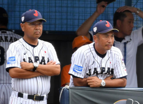 日本対オーストラリア　厳しい表情で試合を見つめる永田監督（左）（撮影・横山健太）
