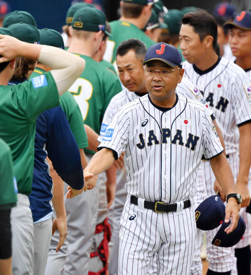 日本対オーストラリア　試合を終え、握手を交わす永田監督（撮影・横山健太）