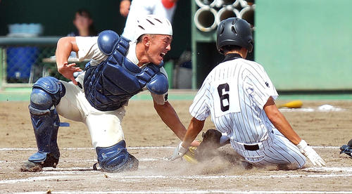 花輪対能代松陽　4回表、遊撃手から送球を受けて本塁でタッチアウトにする能代松陽・岸（左）。右は三塁走者の花輪・佐藤（撮影・鎌田直秀）