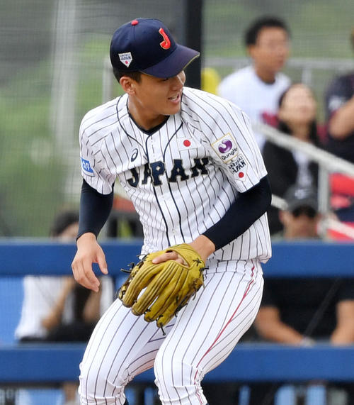 日本対オーストラリア　2回表オーストラリア無死満塁、レイの打球を後逸する石川（撮影・横山健太）