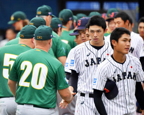 試合を終え、握手を交わす佐々木（右から2人目）（撮影・横山健太）