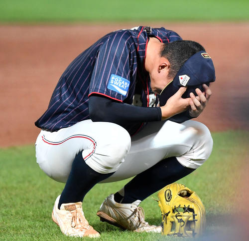 タイブレークの末、韓国に敗れ泣き崩れる石川昂弥（2019年9月6日撮影）