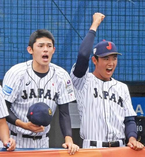ベンチから声援を送る佐々木（左）と奥川（撮影・横山健太）