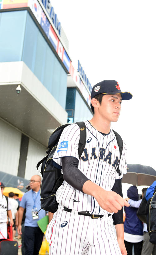 日本対オーストラリア　試合を終え、球場を後にする佐々木（撮影・横山健太）