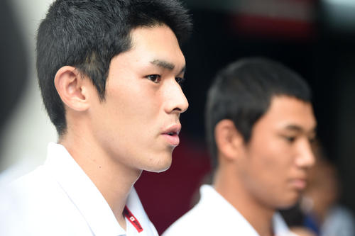 オーストラリア戦から一夜明け、取材に応じる佐々木（左）と奥川（撮影・横山健太）