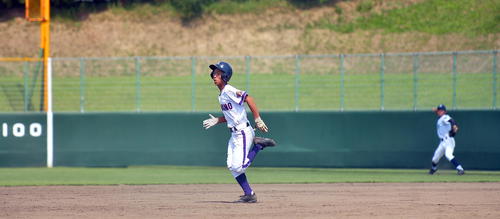 秋田西対金足農　8回裏金足農2死満塁、右翼線に勝ち越し2点適時打を放ち、二塁へ走る吉田（撮影・鎌田直秀）