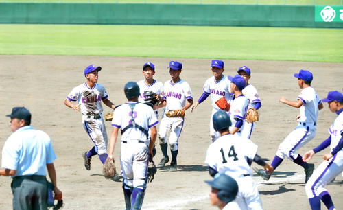 秋田西対金足農　県大会出場を決めて、笑顔で整列に並ぶ金足農の選手たち（撮影・鎌田直秀）