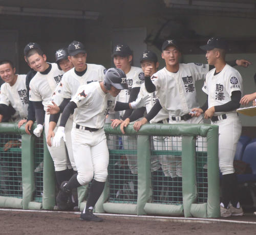 白老東・伊達対駒大苫小牧　1回裏駒大苫小牧無死、先頭打者本塁打を放ちベンチで喜ぶ柄目（手前）（撮影・西塚祐司）