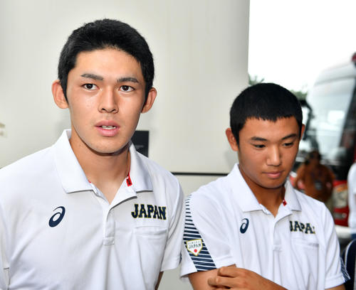 オーストラリア戦から一夜明け、取材に応じる佐々木（左）と奥川（撮影・横山健太）