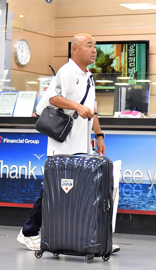 帰国する永田監督（撮影・横山健太）