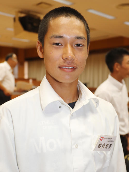 組み合わせ抽選会に出席した仙台育英・田中主将（撮影・野上伸悟）