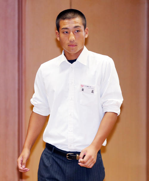 組み合わせ抽選会に出席した東北・佐藤主将