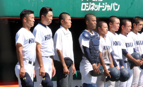 初戦で敗退し整列する高校日本代表コーチを務めた北海の平川監督（左から2人目）（撮影・永野高輔）