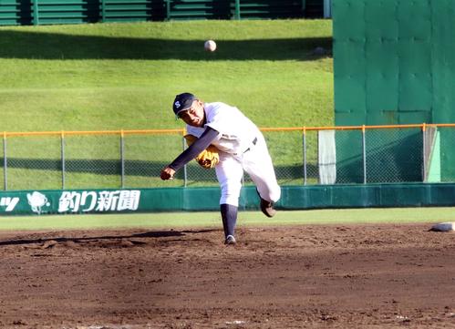札幌新川対札幌英藍　2回から登板し11回170球の力投で逆転勝利を呼び込んだ札幌新川の久末（撮影・永野高輔）