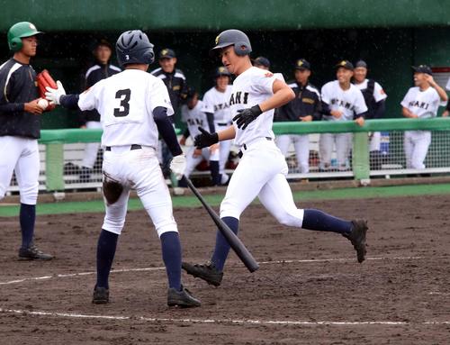 札幌平岸対札幌大谷　2回札幌大谷2死満塁、5番佐藤が右越えに満塁本塁打を放ち生還する（撮影・永野高輔）