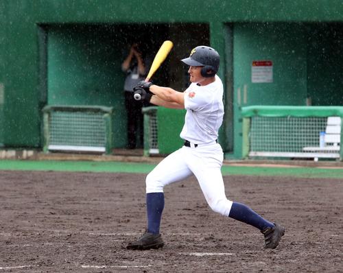 札幌平岸対札幌大谷　3回札幌大谷2死一、三塁、5番佐藤が中前適時打を放つ（撮影・永野高輔）