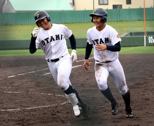 札幌平岸対札幌大谷　5回札幌大谷1死三塁、代打の富川（左）が右越え2ランを放ち笑顔で生還する（撮影・永野高輔）