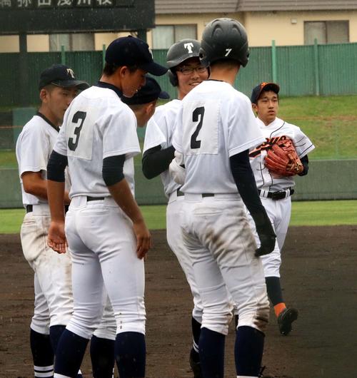 石狩翔陽対札幌月寒　6回札幌月寒2死三塁、コールド勝ちを決める左前適時打を放ち笑顔の三沢（中央）（撮影・永野高輔）