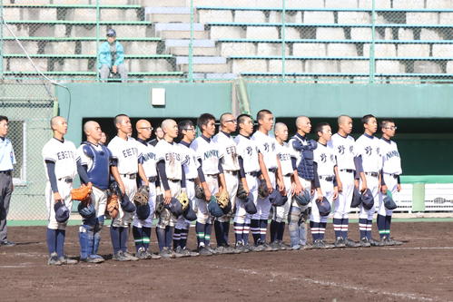江別・野幌・札幌南陵対札幌開成中教校　初戦を突破して校歌を歌う江別・野幌・札幌南陵（撮影・西塚祐司）