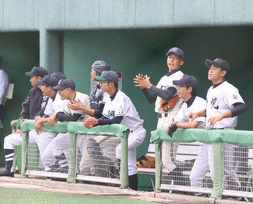 江別・野幌・札幌南陵対札幌開成中教校　盛り上がる江別・野幌・札幌南陵ベンチ（撮影・西塚祐司）