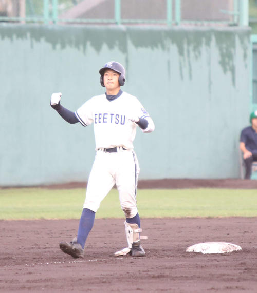 江別・野幌・札幌南陵対札幌開成中教校　8回表江別・野幌・札幌南陵1死満塁、適時打を放ち三塁でガッツポーズをする樫山主将（撮影・西塚祐司）