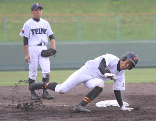 札幌手稲対札幌白石　8回裏札幌白石2死三塁、左越えに本塁打を放ち三塁を回り、ガッツポーズの後で転んでしまう野村（撮影・西塚祐司）