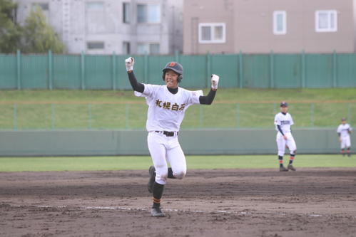 札幌手稲対札幌白石　8回裏札幌白石2死三塁、左越えに本塁打を放ち三塁を回り、ガッツポーズの後で転んでしまう野村（撮影・西塚祐司）