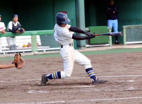 札幌北斗対札幌厚別　4回先頭で左越えソロを放つなど4打数4安打1打点で勝利に貢献した札幌厚別の内藤（撮影・永野高輔）