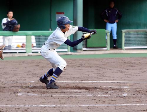 札幌北斗対札幌厚別　5回1死二、三塁で勝ち越しの2ランスクイズを決めるなど投打で勝利に貢献した札幌厚別エース小笠原（撮影・永野高輔）