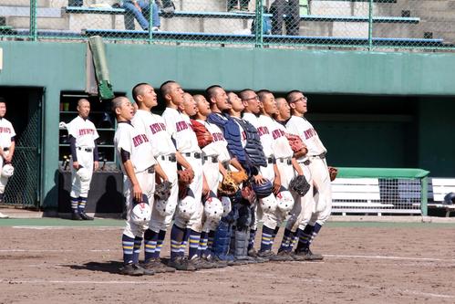 札幌北斗対札幌厚別　部員11人で3年ぶりの秋1勝を挙げ校歌を歌う札幌厚別の選手たち（撮影・永野高輔）