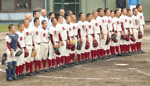 開幕戦に勝利し校歌を歌う郡山の選手たち