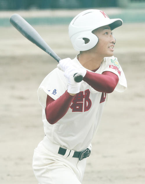 2回表郡山1死一、二塁、先制の右2点適時二塁打を放つ鈴木真