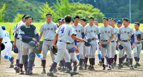 開幕カードを制して整列する花巻東の選手たち（撮影・鎌田直秀）