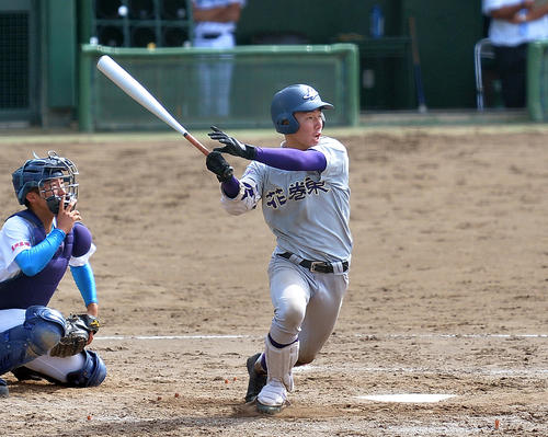 4回表花巻東無死、右中間に三塁打を放つ菅（撮影・鎌田直秀）