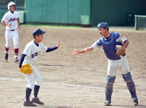 大船渡対伊保内　タッチして喜ぶ大船渡・前川（左）と及川太のバッテリー