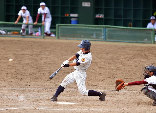 大船渡対伊保内　10回表大船渡1死一、三塁、決勝中犠飛を放つ佐々木翔（撮影・鎌田直秀）