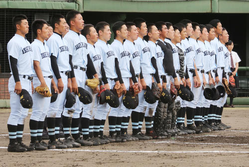 学法石川対喜多方　初戦を突破し校歌を歌う学法石川の選手たち（撮影・野上伸悟）