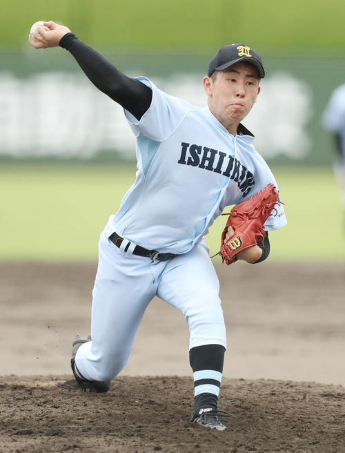 学法石川対喜多方　大きく振りかぶって投球する学法石川・佐藤日（撮影・野上伸悟）