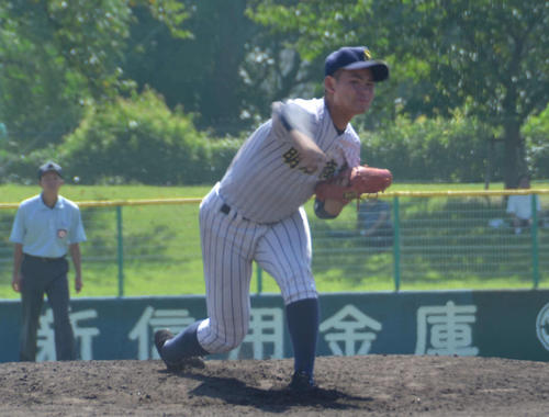7回に登板し、1安打無失点に抑えた明石商・中森（撮影・望月千草）