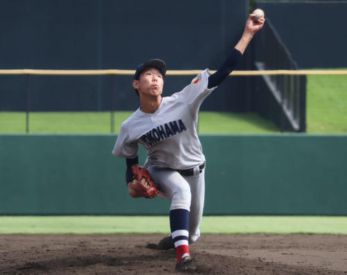 神奈川工戦で完封勝利を挙げた横浜・松本（撮影・金子真仁）