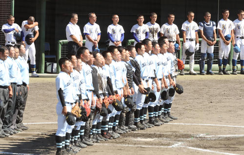 聖光学院対学法石川　初戦で敗退し無念の表情で相手の校歌を聞く聖光学院の選手たち（撮影・野上伸悟）