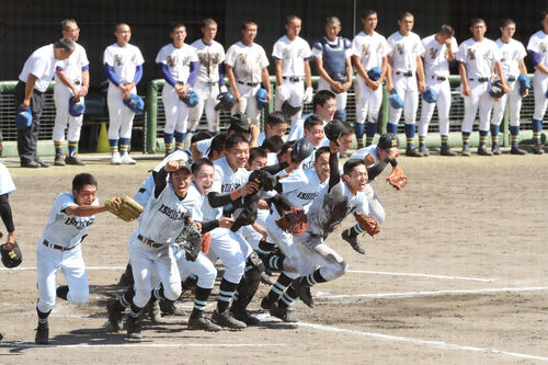 聖光学院（後方）に7回コールド勝ちした学法石川ナインは、まるで優勝したような大喜びで応援席へダッシュ。後列左から2人目は聖光学院・斎藤監督（撮影・野上伸悟）
