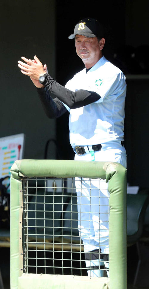 ベンチで拍手する学法石川・佐々木監督