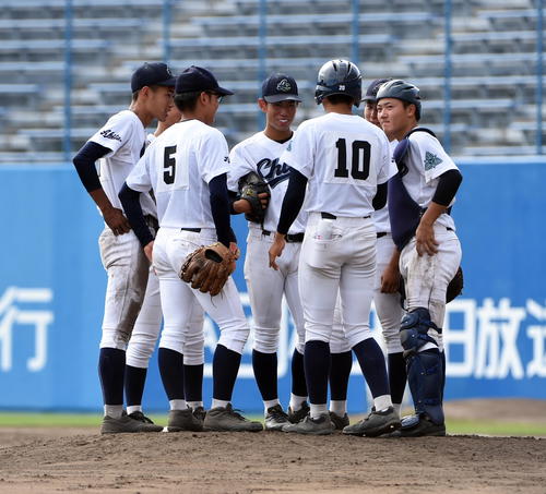 8回のピンチでマウンドに集まる秋田中央ナイン。右は野呂田捕手