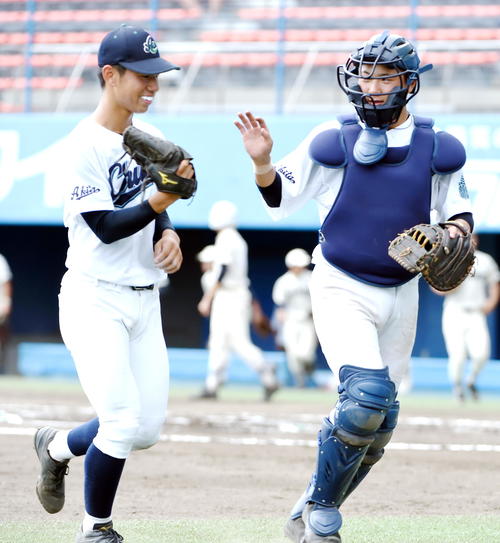能代松陽対秋田中央　笑顔でベンチに戻る秋田中央先発・目黒（左）と野呂田（撮影・山田愛斗）