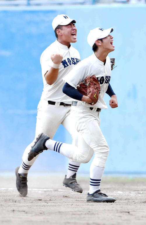 秋田中央に勝利し歓喜の雄たけびを上げる能代松陽先発の大高（右）と柳原（撮影・山田愛斗）