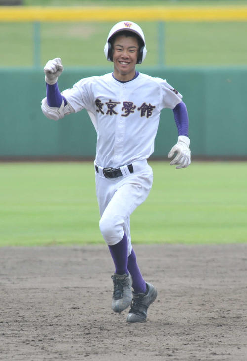 東京学館新潟対日本文理　5回2死、右翼へソロ本塁打を放ち、右手でガッツポーズをつくる東京学館新潟の五十嵐二塁手